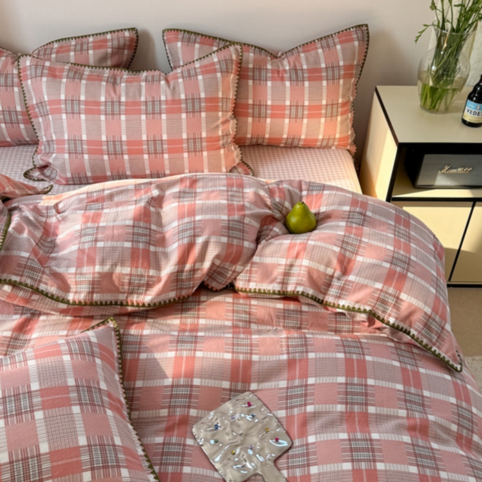 91家纺网 家纺一手货源 找家纺 金丝鸟家纺 2025新款全棉双层纱贝壳边四件套格子系列 怀秋豆沙格