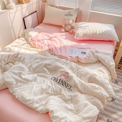 灰鲸 2025新款泡泡纱南笙刺绣夏被四件套系列 泡泡纱南笙-奶昔白+樱花粉