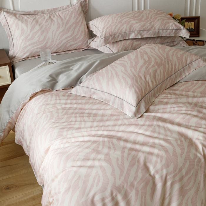 91家纺网 家纺一手货源 找家纺 金奇达2025新款【休闲午后】-轻氧水光莱赛尔四件套（标准号全网控价（折后券后）不低于258） 斑尼粉