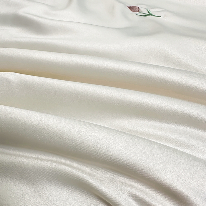 91家纺网 家纺一手货源 找家纺 满羽家纺 2025新款水洗冰丝刺绣夏被四件套 花朵-奶白粉