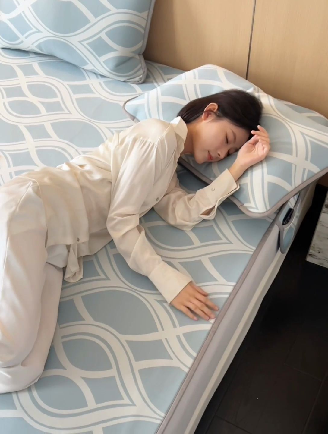 91家纺网 家纺一手货源 找家纺 千朵森 2025新款冰岛冰感丝床笠款凉席三件套-风格二 冰岛-晴空蓝