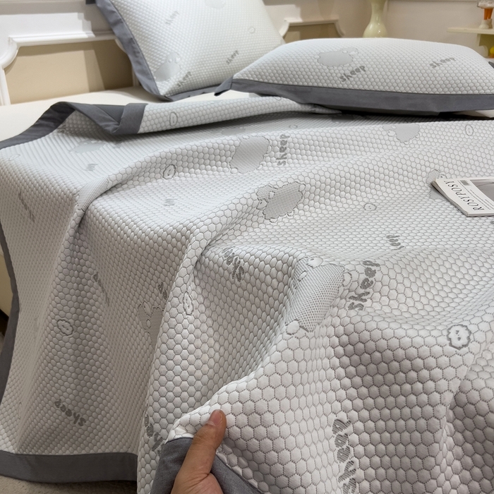 91家纺网 家纺一手货源 找家纺 卡初家居（原微来） 2025新款舒睡冰豆豆抱抱龙系列席子凉席 sheep sheep-灰（床席款）