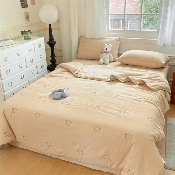 91家纺网 家纺一手货源 找家纺 盛秋家纺 2026新款A类水洗棉刺绣夏被 奶茶小熊