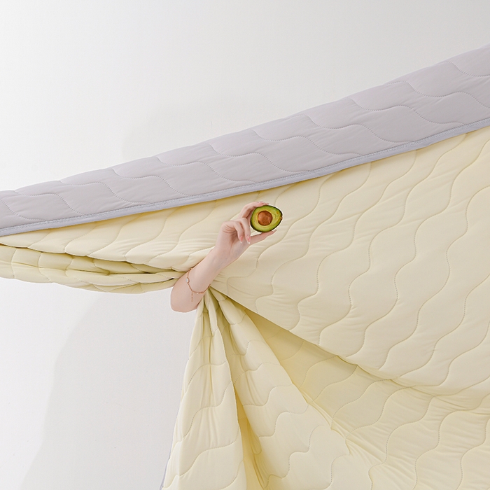 91家纺网 家纺一手货源 找家纺 圣楚 2025新款梦境凉感丝夏凉被 奶黄-浅灰
