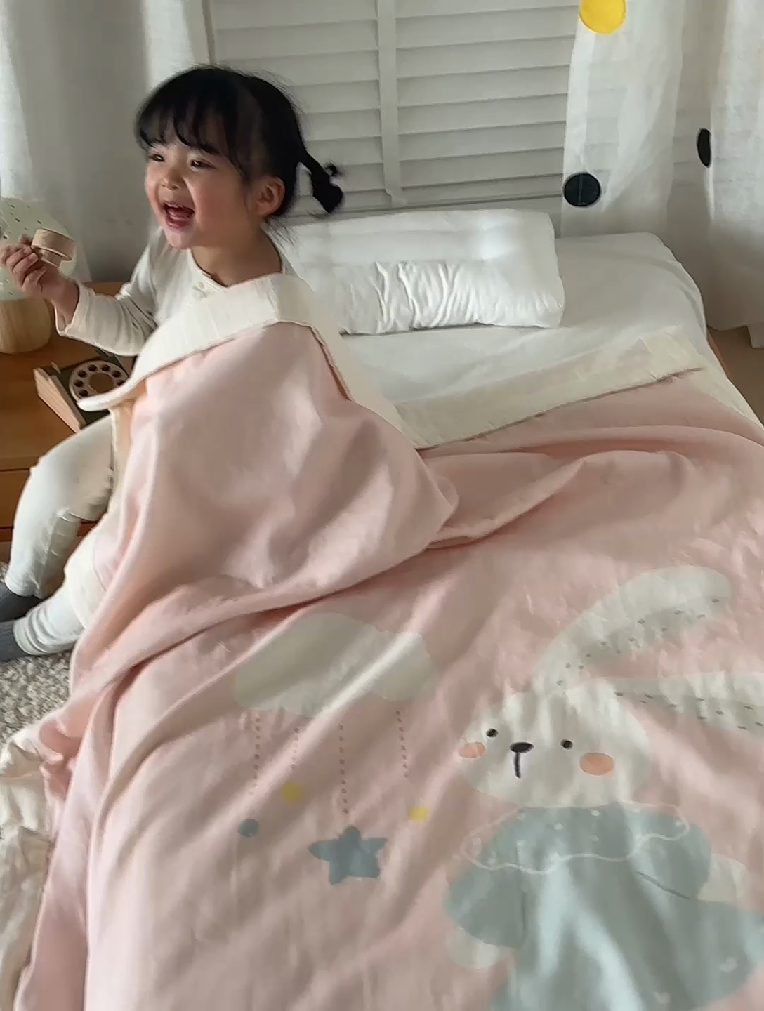 91家纺网 家纺一手货源 找家纺 荷马之梦 2025新款A类原创卡通数码印花全棉双层纱儿童盖毯-轻氧系列 蓝风铃兔