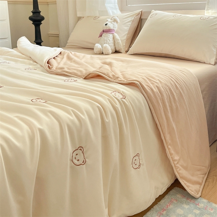 91家纺网 家纺一手货源 找家纺 盛秋家纺 2026新款A类水洗棉刺绣夏被 奶昔白小熊