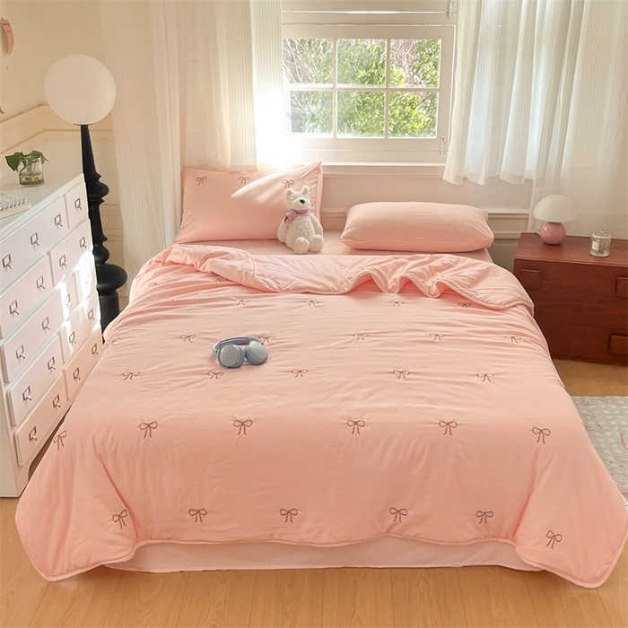 91家纺网 家纺一手货源 找家纺 盛秋家纺 2026新款A类水洗棉刺绣夏被 奶油粉蝴蝶结