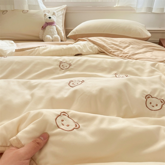 91家纺网 家纺一手货源 找家纺 盛秋家纺 2026新款A类水洗棉刺绣夏被 奶昔白小熊