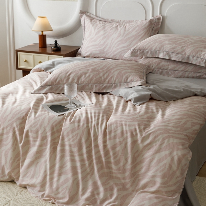 91家纺网 家纺一手货源 找家纺 金奇达2025新款【休闲午后】-轻氧水光莱赛尔四件套（标准号全网控价（折后券后）不低于258） 斑尼粉