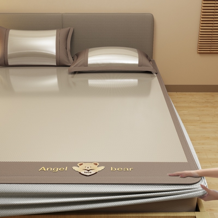 91家纺网 家纺一手货源 找家纺 孩子王家纺 2025新款轻柔丝凉席冰丝席-欢乐熊系列 床笠款-素雅咖