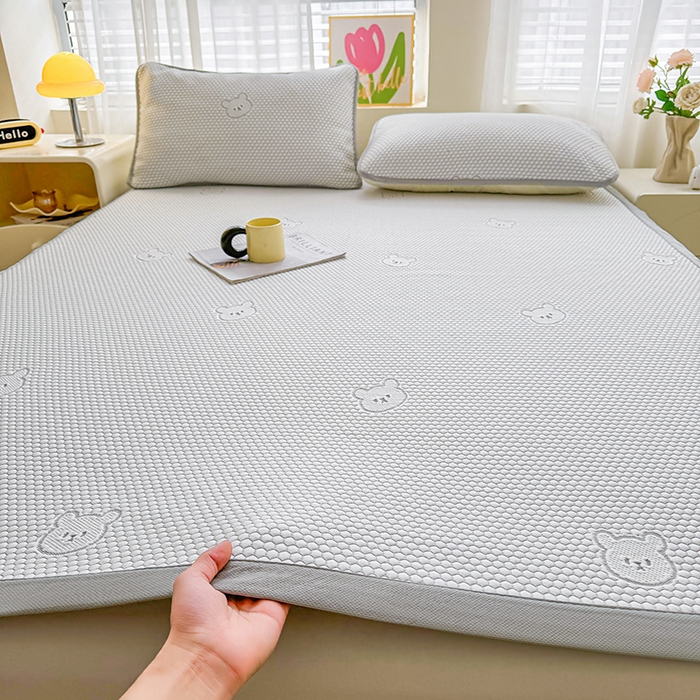 91家纺网 家纺一手货源 找家纺 2025新款冰豆豆凉席三件套夏季冷感冰丝席软席子条席款 冰皮熊灰-条席款