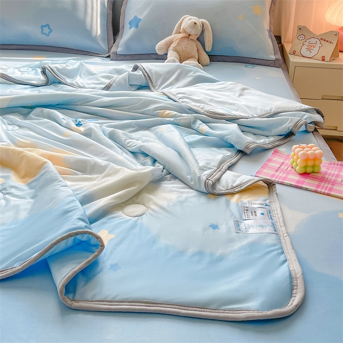 91家纺网 家纺一手货源 找家纺 2025新款A类碳光冰丝印花凉席学生床席空调被夏被四件套配送买家秀 星空