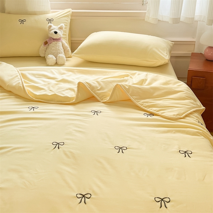 91家纺网 家纺一手货源 找家纺 盛秋家纺 2026新款A类水洗棉刺绣夏被 奶黄蝴蝶结