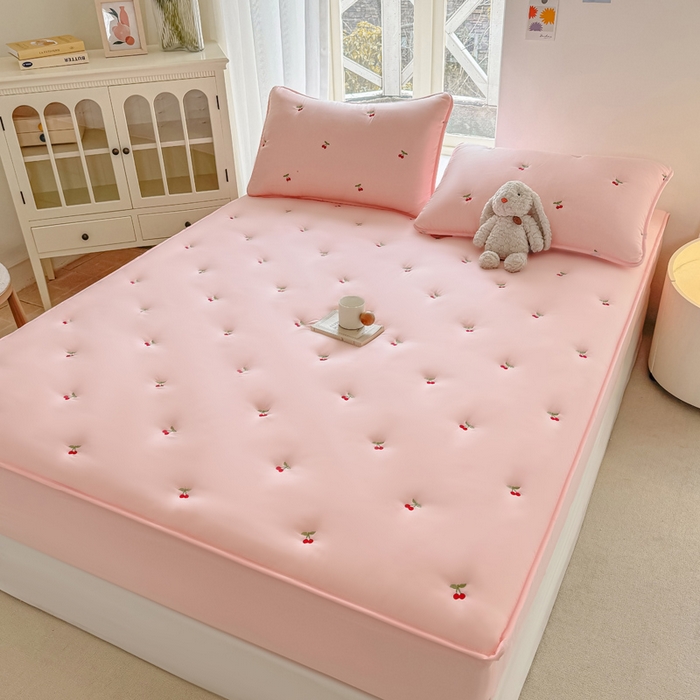 91家纺网 家纺一手货源 找家纺 萌飞 2025新款A类亲肤大豆棉刺绣夹棉床笠床褥学生床垫 樱桃粉