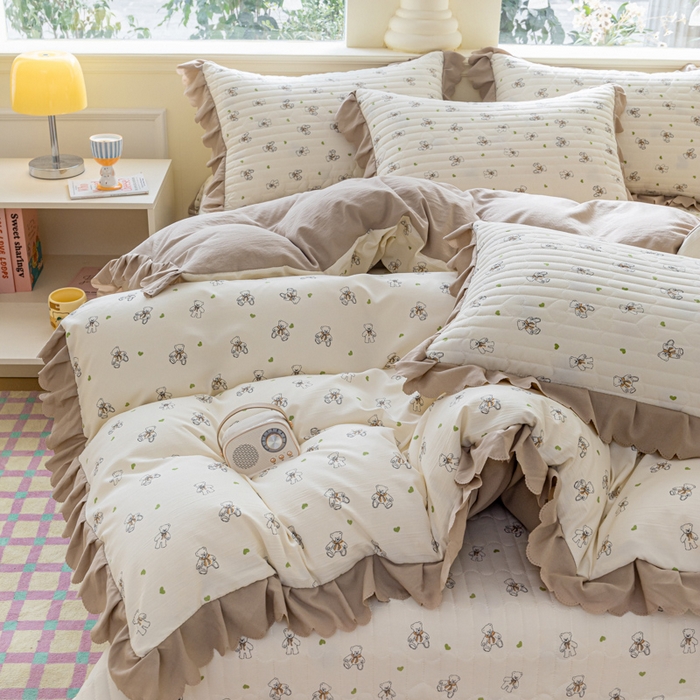 91家纺网 家纺一手货源 找家纺 珍爱家纺 2025新款A类针织棉双层纱夹棉床盖床裙花边单件三件四件套宝贝熊