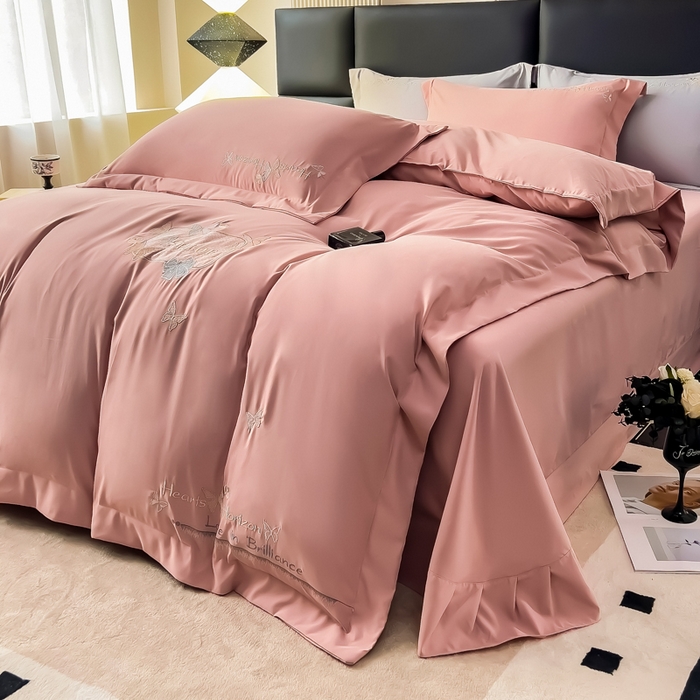 91家纺网 家纺一手货源 找家纺 曲之慕 2025新品四季款高端刺绣四件套简约可水洗轻奢纯色刺绣四件套 梦飞令浪漫粉