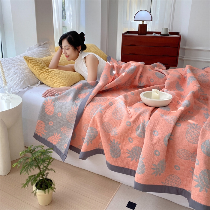 91家纺网 家纺一手货源 找家纺 萌飞 2025新款a类全棉三层纱多功能毛巾被盖毯床单夏被空调被 菠萝气泡-粉