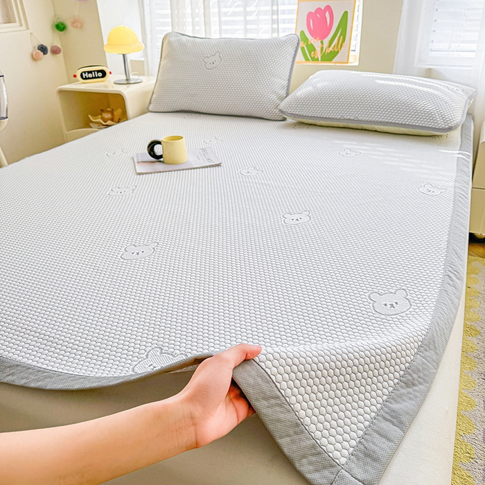 91家纺网 家纺一手货源 找家纺 2025新款冰豆豆凉席三件套夏季冷感冰丝席软席子条席款 冰皮熊灰-条席款