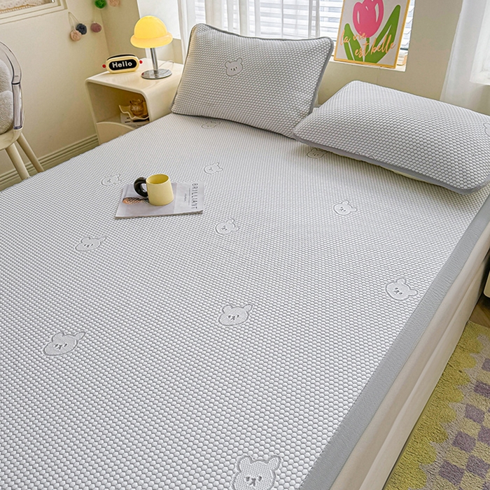 91家纺网 家纺一手货源 找家纺 2025新款冰豆豆凉席三件套夏季冷感冰丝席软席子条席款 冰皮熊灰-条席款