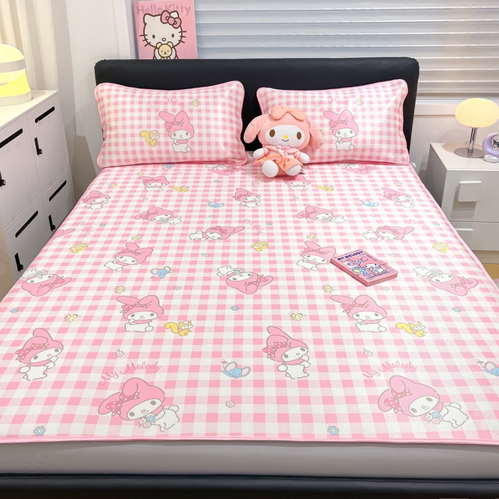 91家纺网 家纺一手货源 找家纺 暮思家居 2025新款三丽鸥正版授权数码印花A类可机洗1200D冰丝凉席三件套床笠款系列 床笠款-粉格美乐蒂