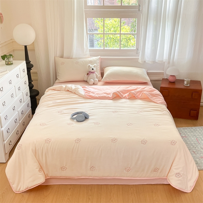 91家纺网 家纺一手货源 找家纺 盛秋家纺 2026新款A类水洗棉刺绣夏被 奶昔白花朵