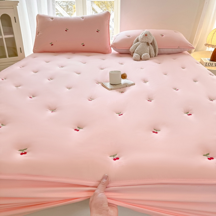 91家纺网 家纺一手货源 找家纺 萌飞 2025新款A类亲肤大豆棉刺绣夹棉床笠床褥学生床垫 樱桃粉