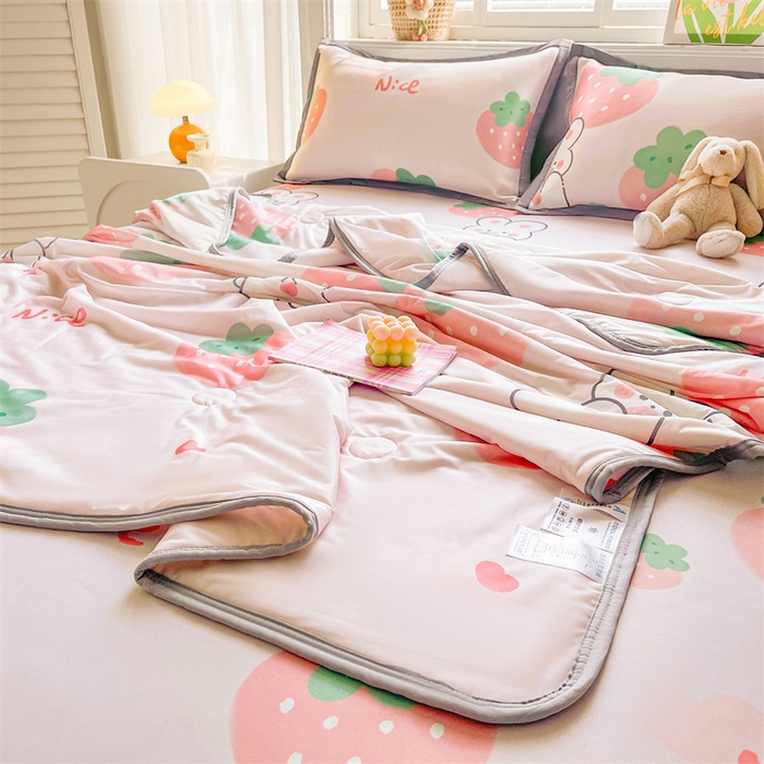 91家纺网 家纺一手货源 找家纺 2025新款A类碳光冰丝印花凉席学生床席空调被夏被四件套配送买家秀 草莓兔