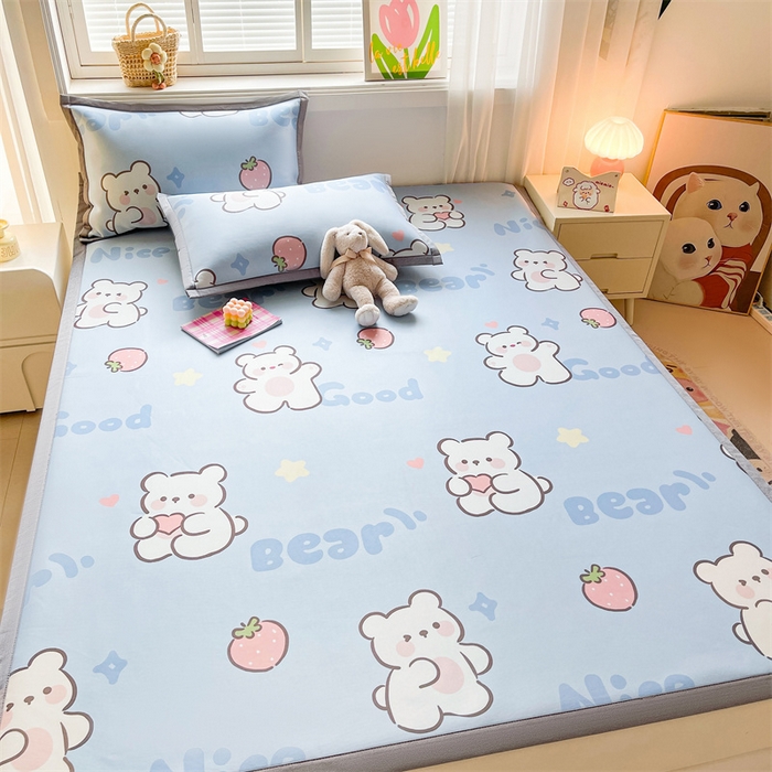 91家纺网 家纺一手货源 找家纺 2025新款A类碳光冰丝印花凉席学生床席空调被夏被四件套配送买家秀 草莓小熊