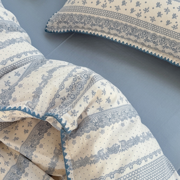 91家纺网 家纺一手货源 找家纺 金丝鸟家纺 2025新款全棉双层纱贝壳边四件套花卉系列 蓝色花纹
