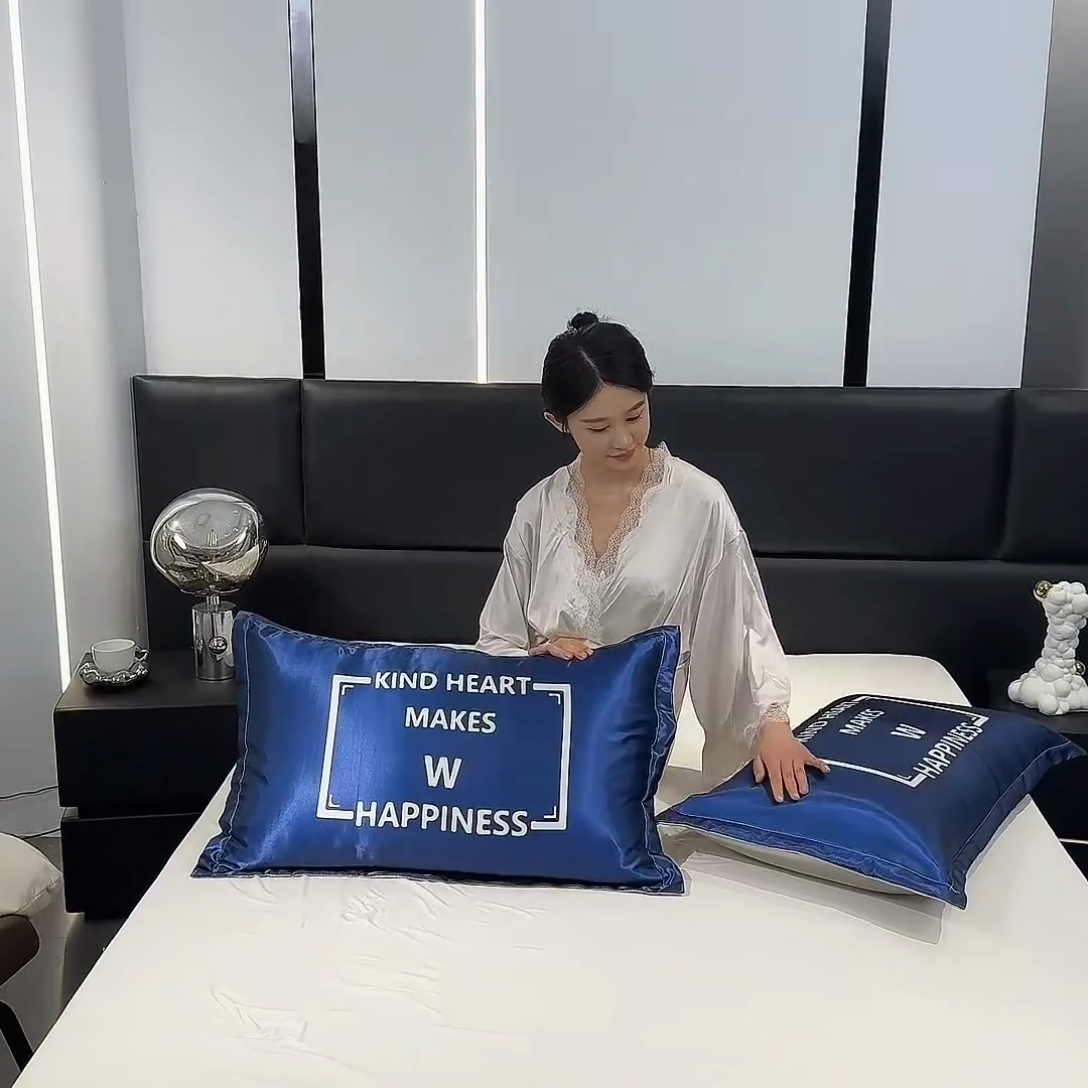 91家纺网 家纺一手货源 找家纺 梦舒羽 2025新款可水洗冰丝卡通枕套宿舍48x74cm单人凉爽枕头套 幸福时刻