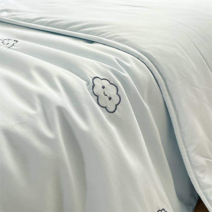 91家纺网 家纺一手货源 找家纺 盛秋家纺 2026新款A类水洗棉刺绣夏被 天空蓝云朵