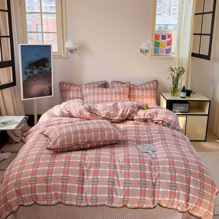 91家纺网 家纺一手货源 找家纺 金丝鸟家纺 2025新款全棉双层纱贝壳边四件套格子系列 怀秋豆沙格