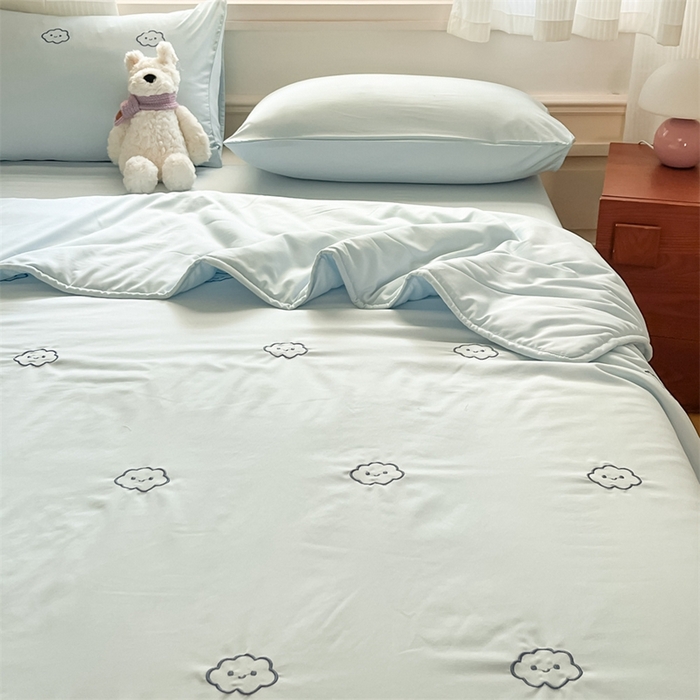 91家纺网 家纺一手货源 找家纺 盛秋家纺 2026新款A类水洗棉刺绣夏被 天空蓝云朵