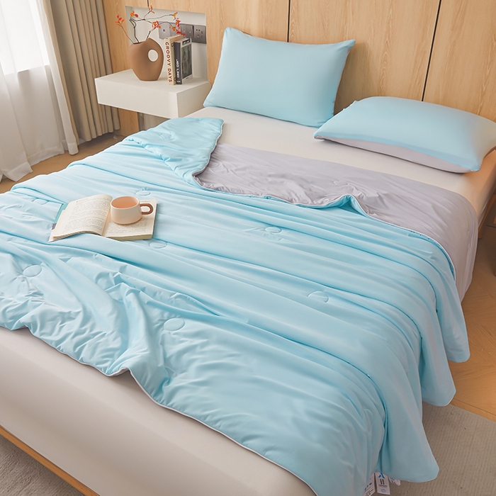 91家纺网 家纺一手货源 找家纺 居易简 2025新款夏被空调被A类云母氨纶凉感丝夏凉被（可供外贸跨境）  雾兰+山灰