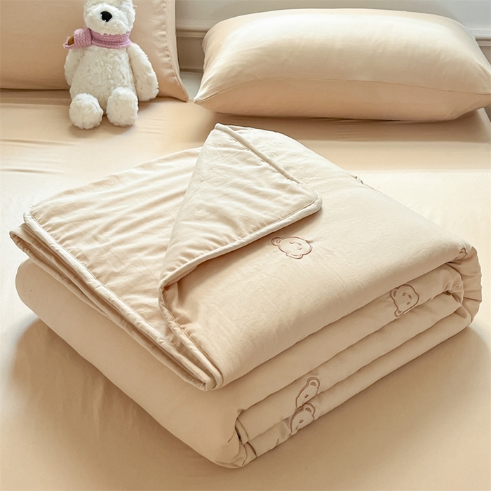 91家纺网 家纺一手货源 找家纺 盛秋家纺 2026新款A类水洗棉刺绣夏被 奶茶小熊