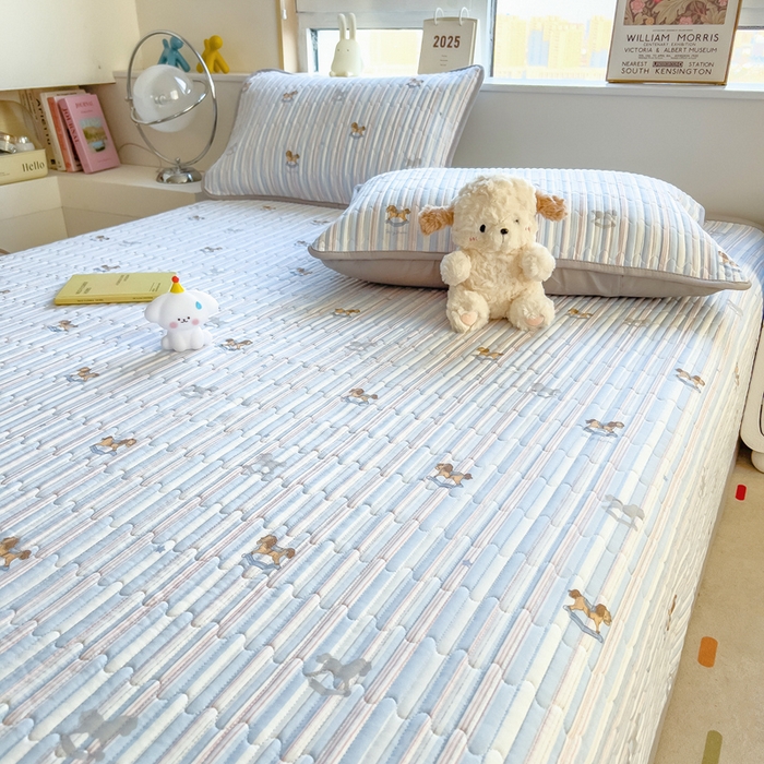 91家纺网 家纺一手货源 找家纺 慕木家纺 2025新款A类高克重四季款针织棉双层纱多功能床盖可铺可盖 开心木马