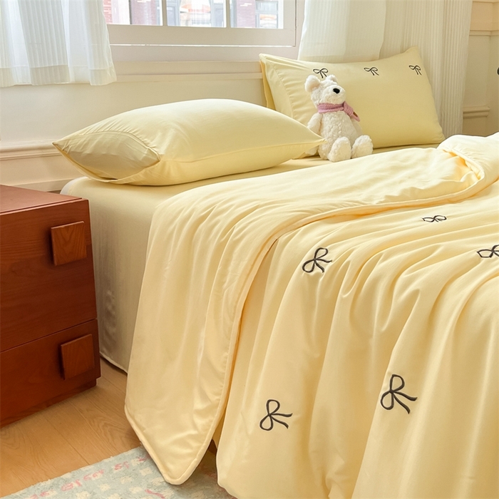 91家纺网 家纺一手货源 找家纺 盛秋家纺 2026新款A类水洗棉刺绣夏被 奶黄蝴蝶结