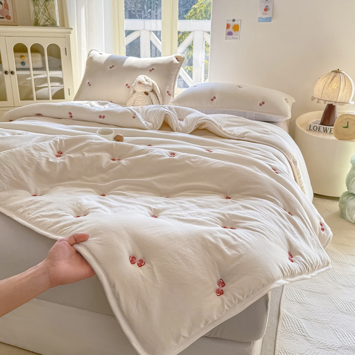 91家纺网 家纺一手货源 找家纺 萌飞 2025新款A类亲肤大豆棉刺绣夏被四件套 蝴蝶结白