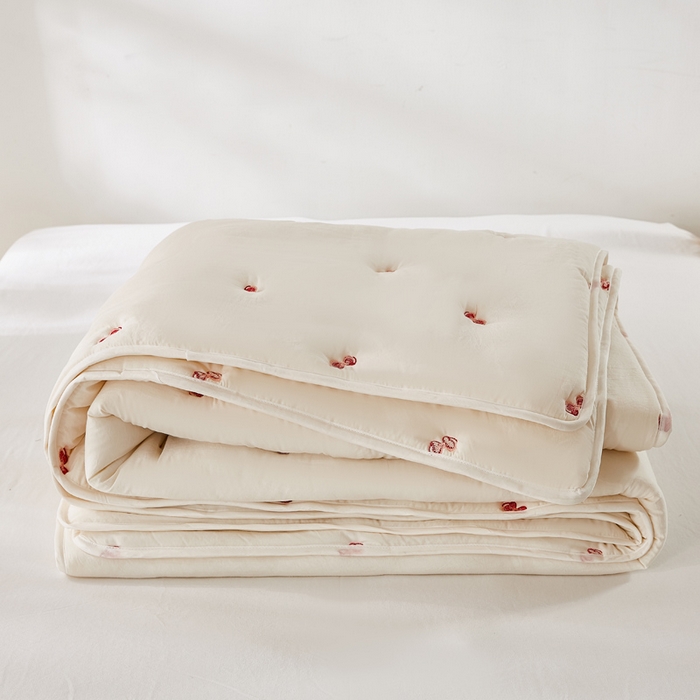 91家纺网 家纺一手货源 找家纺 萌飞 2025新款A类亲肤大豆棉刺绣夏被四件套 蝴蝶结白