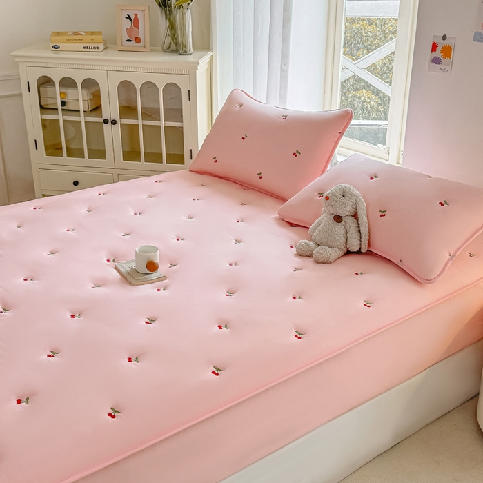 91家纺网 家纺一手货源 找家纺 萌飞 2025新款A类亲肤大豆棉刺绣夹棉床笠床褥学生床垫 樱桃粉