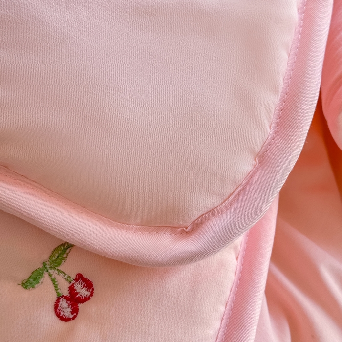 91家纺网 家纺一手货源 找家纺 萌飞 2025新款A类亲肤大豆棉刺绣夏被四件套 樱桃粉