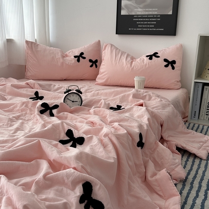 91家纺网 家纺一手货源 找家纺 （总）优色良品家纺 2025新款水洗棉毛巾绣蝴蝶结夏被四件套,蝴蝶夏被-粉玉,蝴蝶夏被-粉玉+黑,蝴蝶夏被-奶黄,蝴蝶夏被-奶黄+黑,蝴蝶夏被-奶紫+黑,蝴蝶夏被-水蓝,蝴蝶夏被-水蓝+黑,蝴蝶夏被-奶紫
