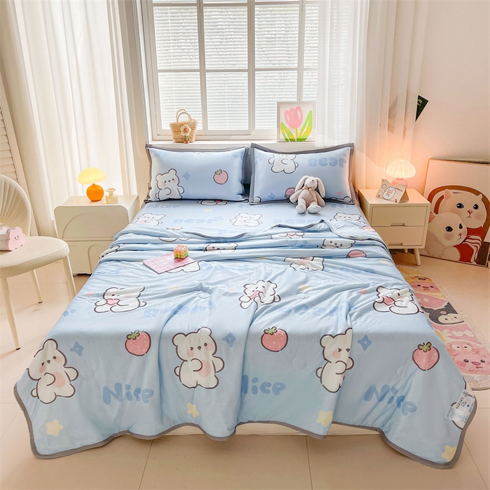 91家纺网 家纺一手货源 找家纺 2025新款A类碳光冰丝印花凉席学生床席空调被夏被四件套配送买家秀 草莓小熊