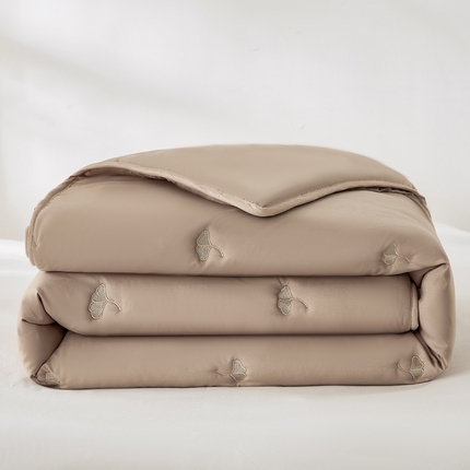 91家纺网 家纺一手货源 找家纺 萌飞 2025新款A类亲肤大豆棉刺绣夏被四件套 银杏叶驼