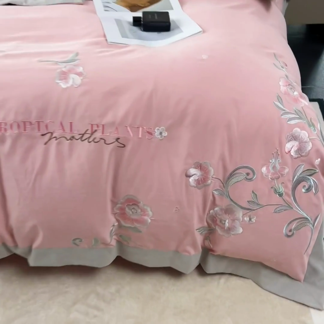 91家纺网 家纺一手货源 找家纺 曲之慕 2025新品四季款高端刺绣四件套简约可水洗轻奢纯色刺绣四件套 馨花漫舞少女粉