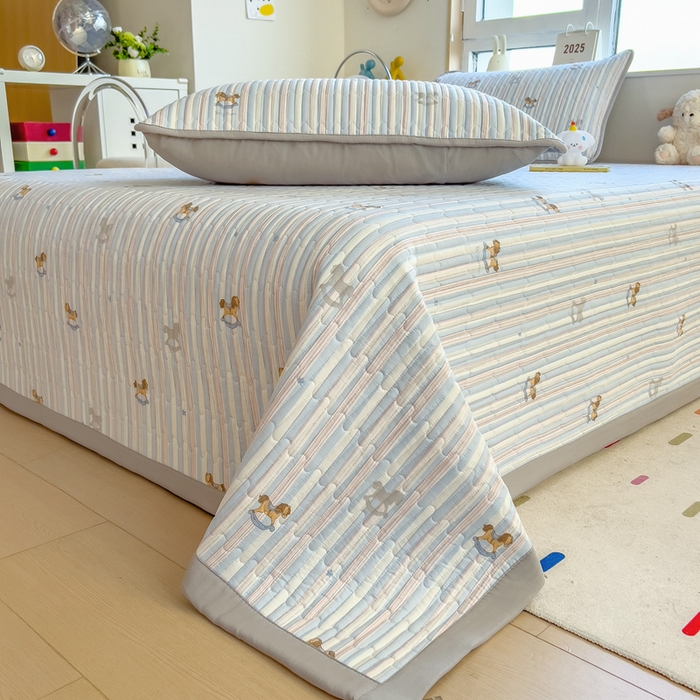 91家纺网 家纺一手货源 找家纺 慕木家纺 2025新款A类高克重四季款针织棉双层纱多功能床盖可铺可盖 开心木马