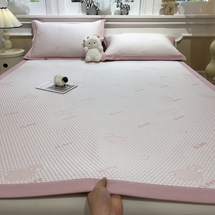 91家纺网 家纺一手货源 找家纺 卡初家居（原微来） 2025新款舒睡冰豆豆抱抱龙系列席子凉席 sheep-sheep-淡雅粉（床席款）