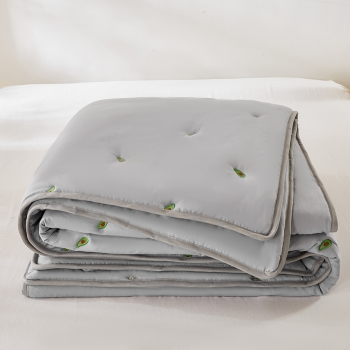 91家纺网 家纺一手货源 找家纺 萌飞 2025新款A类亲肤大豆棉刺绣夏被四件套 牛油果灰