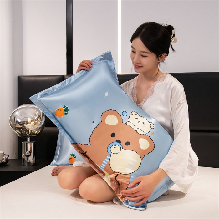 91家纺网 家纺一手货源 找家纺 梦舒羽 2025新款可水洗冰丝卡通枕套宿舍48x74cm单人凉爽枕头套 乖巧熊宝