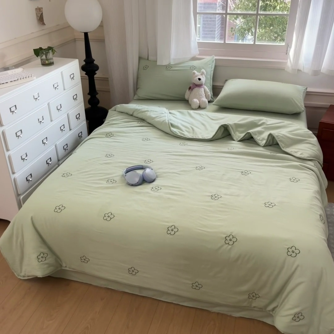 91家纺网 家纺一手货源 找家纺 盛秋家纺 2026新款A类水洗棉刺绣夏被 灰绿花朵